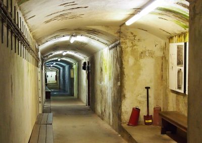 Foto eines alten Bunkerstollen auf Helgoland