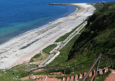 Foto des Blicsk von oben auf den Nordstrand von Helgoland