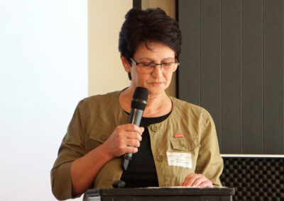 Am Rednerpult steht Bedra Duric Vizepräsidentin Arbeitnehmer bei der Handwerkskammer