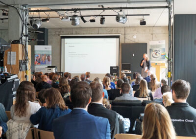 Diversity Day 2025 im beta Haus in Hamburg, Moderatorin Beate Spyrou auf der Bühne vor Publikum