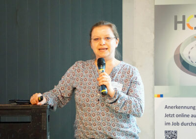 Prof. Dr. Claudia Harzer mit Mikrofon auf der Bühne