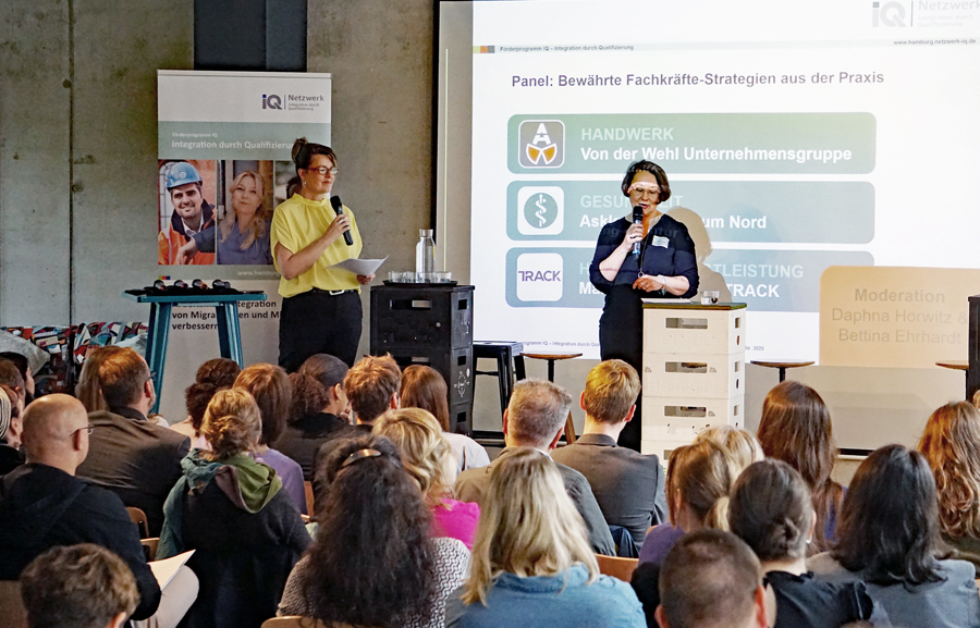 Bettina Ehrhardt HWK und Daphna Horwitz Arbeit und Leben Hamburg moderieren auf der Bühne