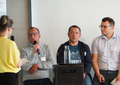 drei Mitarbeitende der Unternehmensgruppe von der Wehl im Interview mit Bettina Ehrhardt